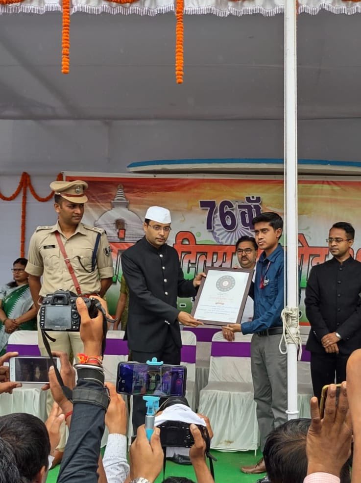 BiRSABihar's tweet photo. 15 august के पावन अवसर पर जिलाधिकारी नालंदा द्वारा प्रशस्ति पत्र प्राप्त करते राजस्व पधाधिकारी श्री अतुल कुमार बादल @dmnalanda #bihar #LRC #biharrevenuelandreformsdept #nalanda https://t.co/UQc5k5UNzF