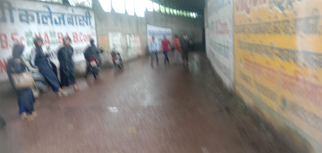 सिलगन (ललितपुर) के रेलवे अंडरब्रिज में जल भराव, यातायात प्रभावित
#BreakingNews 
#IndianRailways
