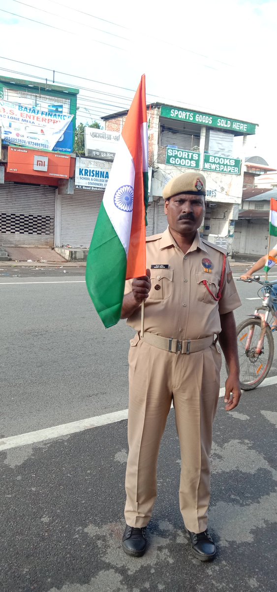 BinudChutia6's tweet photo. Mere Hath Main Tiranga
11th APBn,Dergaon
#AzadiKaAmritMahotsav
#HarGharTiranga
#HarGharTirangaAssam
@PMOIndia
@HMOIndia
@MinOfCultureGoI
@CMOfficeAssam
@himantabiswa
@DGPAssamPolice
@assampolice
@commandant11th1 https://t.co/m4AHyNcwvc