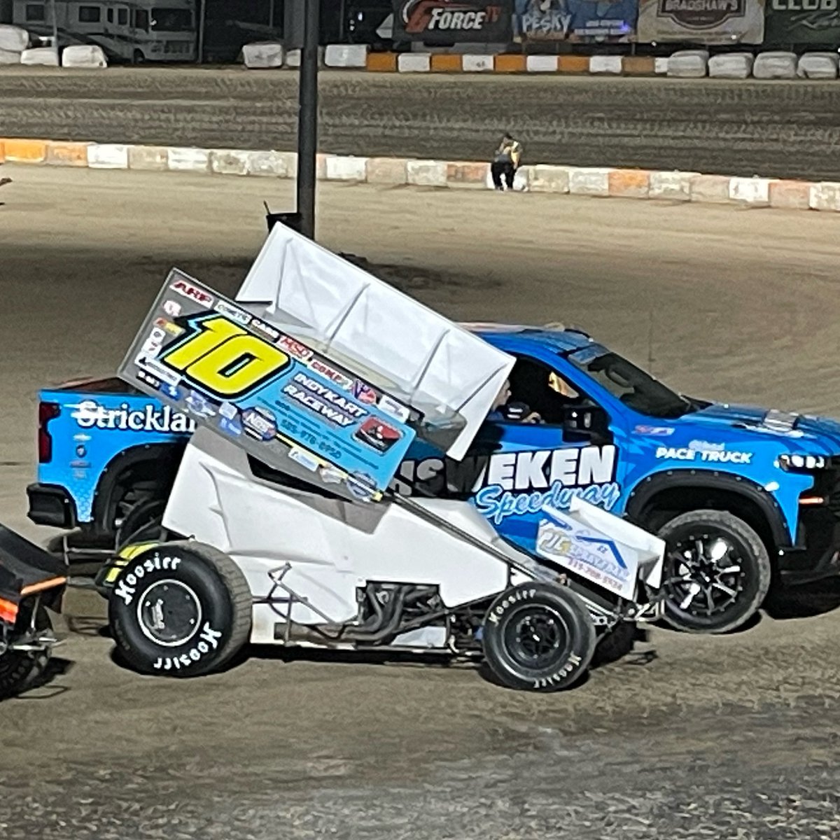 OhswekenSpdway's tweet photo. Paulie Cologiovanni WINS the 17th Running of the Canadian Sprint Car Nationals and also takes home the @knightsofthunder Race win at Ohsweken!
#CSCN2022 #sixnations #ohswekenspeedway #ontariotourism #dirttrackracing #sprintcarracing #knightsofthunder https://t.co/lwBB2KBTWK