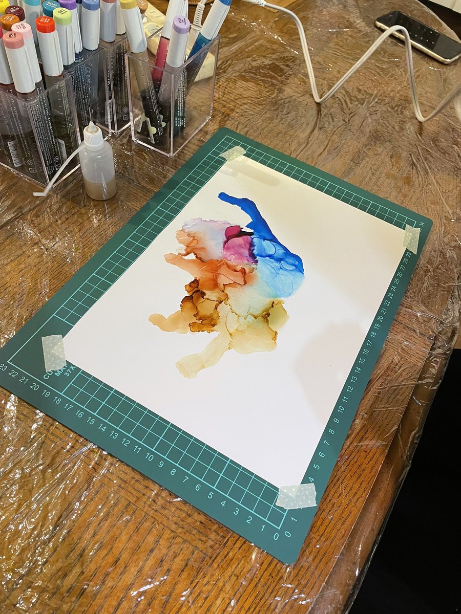 tsukihy_'s tweet photo. 風を操る！そんなユニークな技法で描くアルコールインクアート。インクがユラユラ揺れてダンスしてるみたいだっり、ビョーンと伸びて手を伸ばしてる様に見えたり人が描いているのを見るのもまた楽しい😄透明感と伸びやかさが売りかもね！
#アート好きな人と繋がりたい https://t.co/NK7GOHplkp