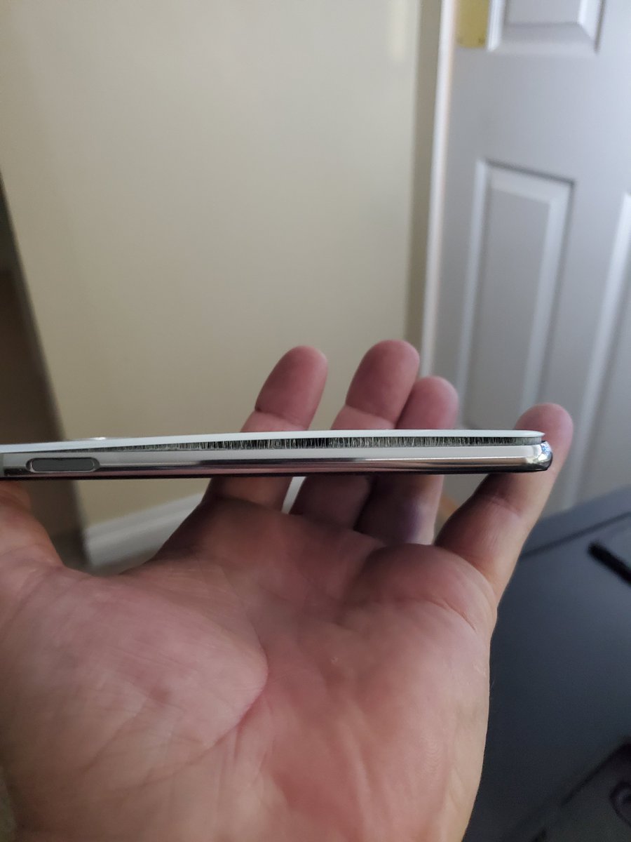 Salverius2's tweet photo. Thought something was a bit off when I noticed the phone coming out of the case. https://t.co/qoPY54RLls