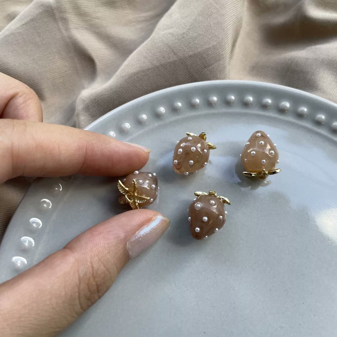 BeadspartsK's tweet photo. こんにちは🍿
Beads&Parts大阪店です!
ㅤㅤㅤㅤㅤㅤㅤㅤ
本日はイチゴチャームのご紹介です🌳
お写真は
ベージュとブラウン
他にもカラーはございます😊
可愛いイチゴごのチャーム
ぜひ検索してみて下さい💓
#A004
2ヶ入り税込110円
(サイズ : 約12×16mm) https://t.co/lbTD3WX2dC