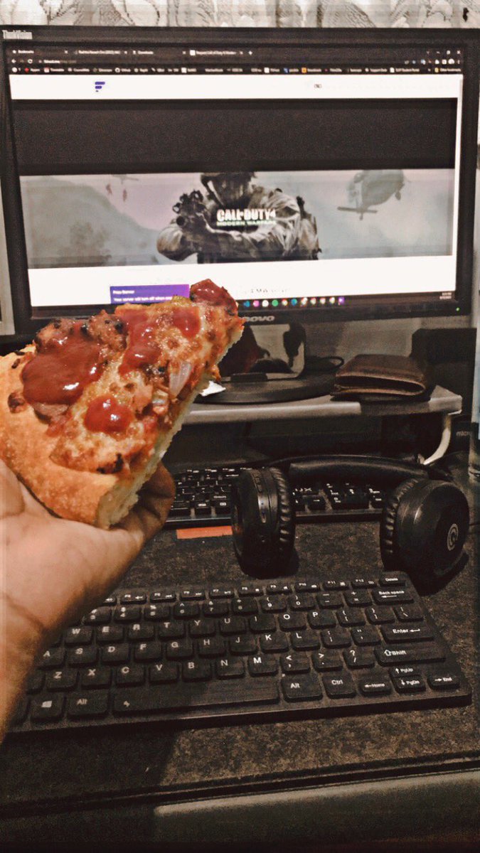 තග් ලයිප් with පිනට හම්බ වුන pizza කෑල්ල. 🍕👾