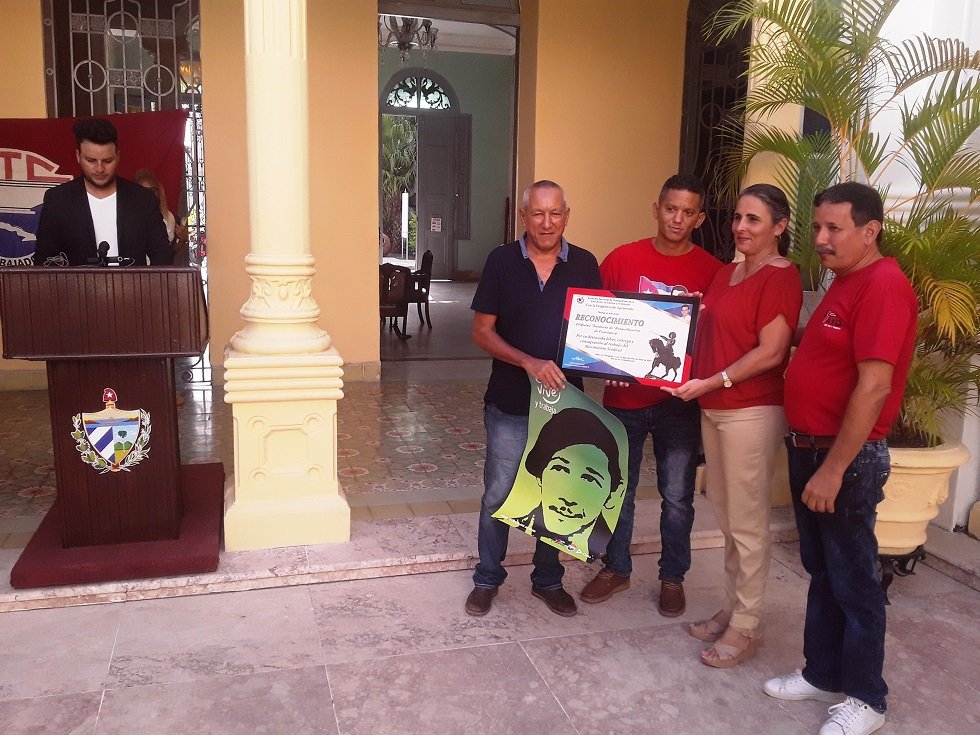 Durante la entrega en Camagüey  de reconocimientos por los Aniversarios 16 y 21 de la creación de la Comisión de Memoria Histórica y del Sistema Nacional de Gestión Documental y Archivo, se señaló que hay que crear una cultura de consolidación de la memoria histórica...#Camaguey