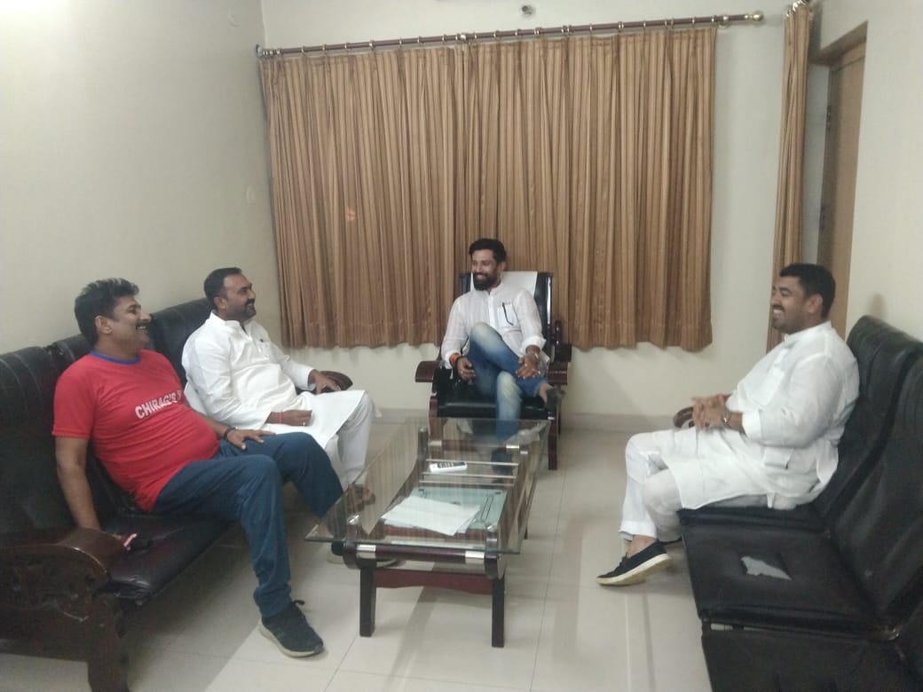LJP4India's tweet photo. आज अमनौर विधानसभा से भाजपा के विधायक श्री मंटू पटेल जी ने लोजपा (रामविलास) के राष्ट्रीय अध्यक्ष आदरणीय श्री @iChiragPaswan जी से उनके पटना श्रीकृष्णापुरी स्थित आवास पर मुलाकात की। https://t.co/X03WC0Tgh5