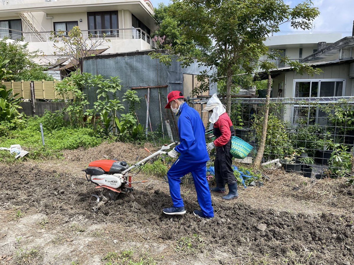 OrgaNect's tweet photo. 先日、SDGs研修として体験農業を実施しました！
自社のLab.&amp;Farmにて初の植え付け！
耕運機も挑戦してもらいました！
シモン芋1号を植えました🍠

高校生たちと名前をつけて、
有力候補は"アオハル農園"✨

芋掘りが楽しみです！ https://t.co/oDVgCMpjpR