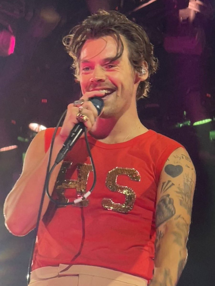 TheHarryNews's tweet photo. Harry performing onstage tonight! (via MODELRRY) #LoveOnTourToronto https://t.co/1OaHkRbMR6