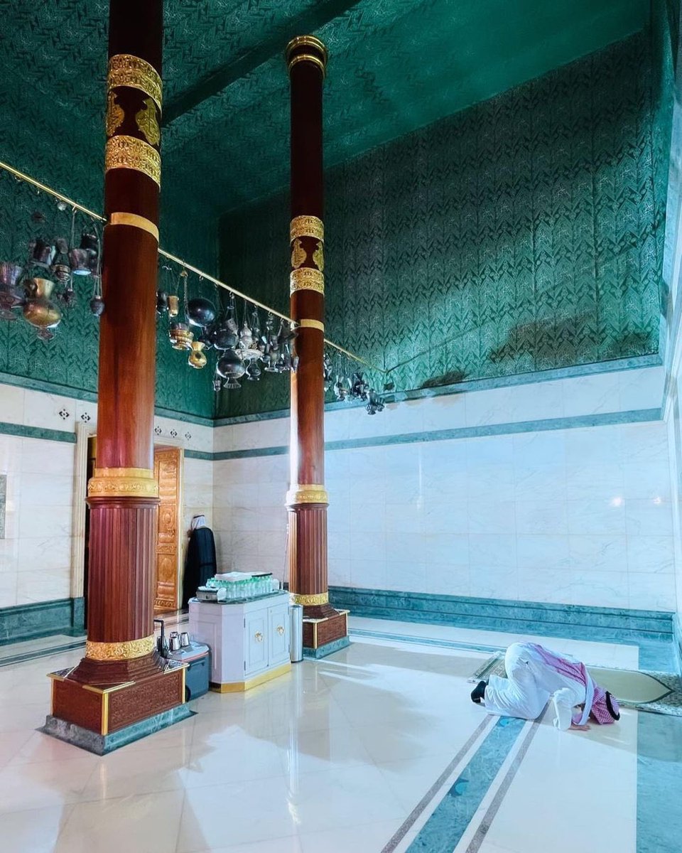 Alhamdhulillaah's tweet photo. This is what it looks like inside the Kaʿbah 🕋 https://t.co/h6YPXZB8SU