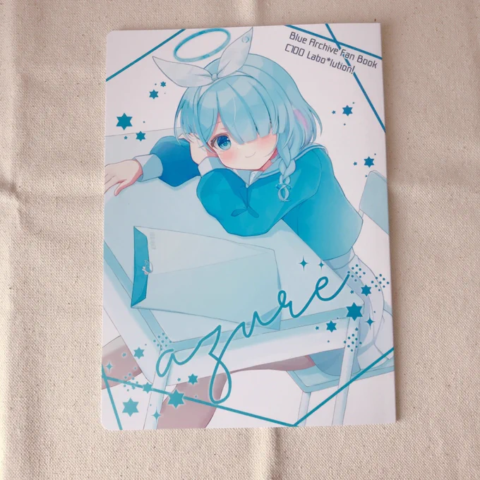 神楽坂( )先生の新刊を購入させて頂きました!どのイラストも透明感溢れる塗りと細部までこだわり抜かれた(?)線画が本当に綺麗で...!どのページも大好きですが、特に神楽坂先生の描くフウカが大大大好きで...!! 