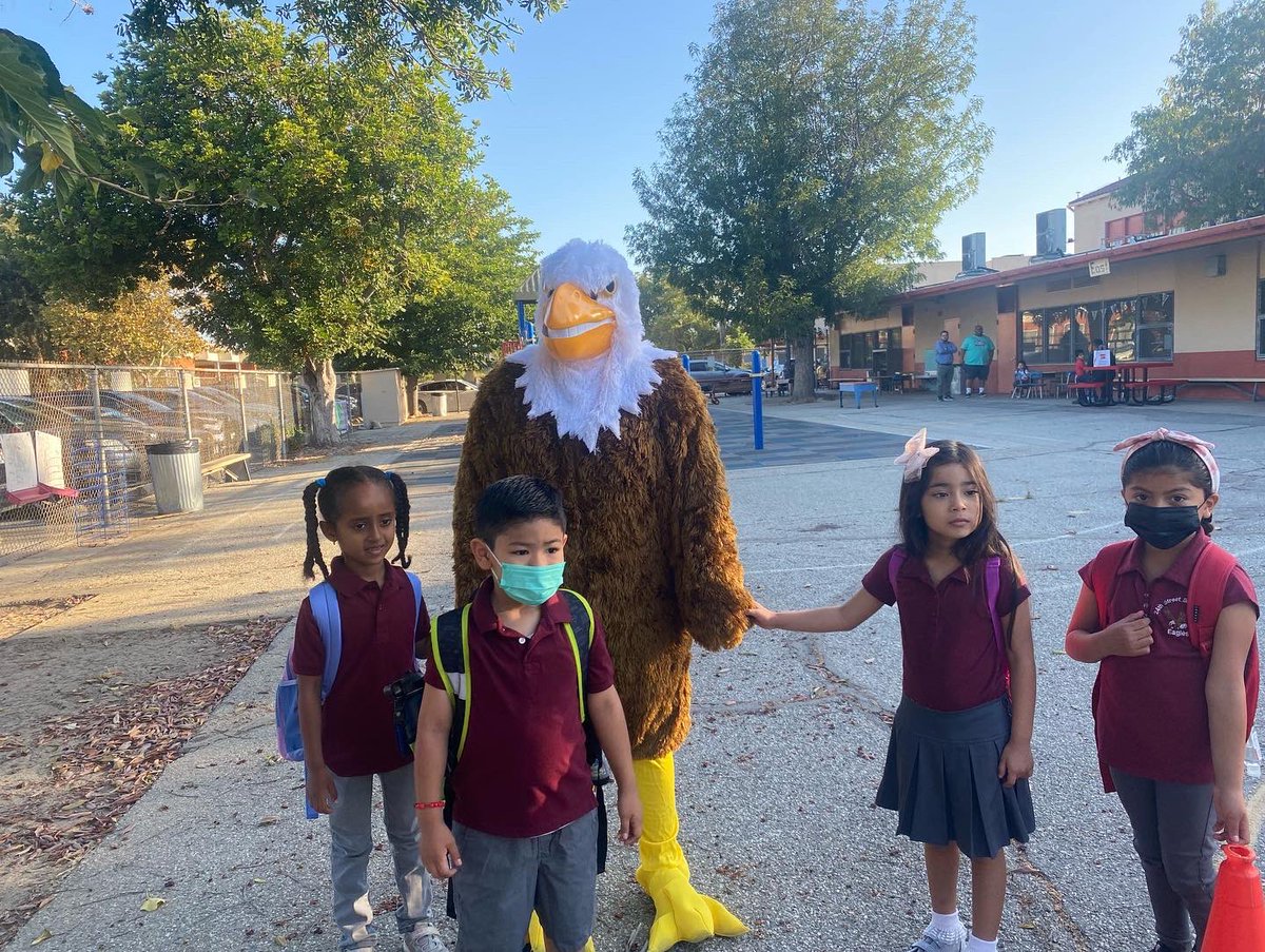 Eddie the Eagle was filled with joy to greet our scholars on the first day of school. #eaglepride #cometoschooleveryday 🚌💜📚 <a href="/LAUSDSup/">Alberto M. Carvalho</a> <a href="/ManualOf/">Manual Arts/Vermont Square CoS</a> <a href="/lausd_ldc/">LD Central-ARCHIVE</a> <a href="/DrGeorgeMcKenna/">George McKenna</a> @DrSandraHernand <a href="/LAUSD_PSA/">LAUSD Pupil Services & Attendance</a>
