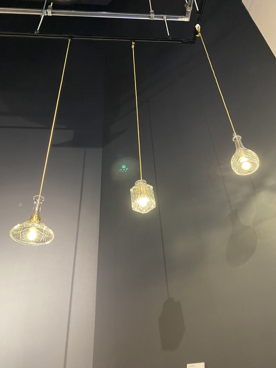 MasterwalG's tweet photo. #LEEBROOM  #DECANTER #CHANDERIER
#リーブルーム デキャンタ シャンデリア
工芸品とし��置かれていた、ヴィンテージのデキャンタやボトルからインスピレーションを受けた新作アイテム。複雑な陰影が素敵です。https://t.co/rJmLn1ZLFJ
 #照明 #masterwal #マスターウォール #銀座 盆休み最終日 https://t.co/Q6XyQbZFLb