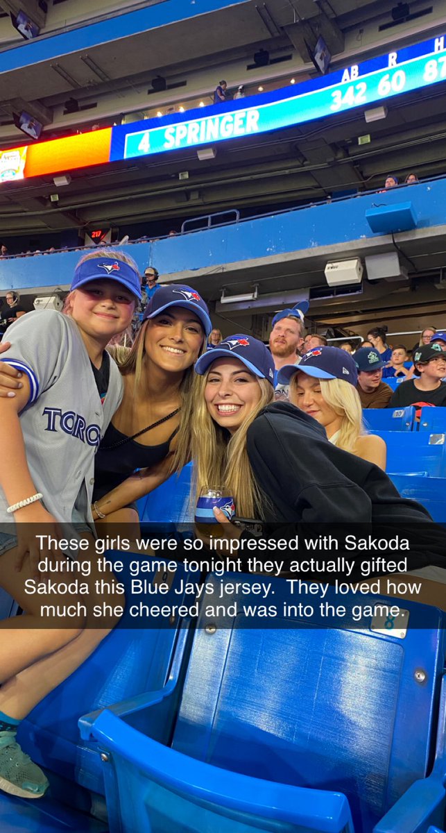 curtseitz's tweet photo. Well there still are good people in the world. After 8 innings of tonight’s @BlueJays game these young ladies made a gesture that my daughter won’t soon forget #ThankYou https://t.co/fo0W9B4Mh3