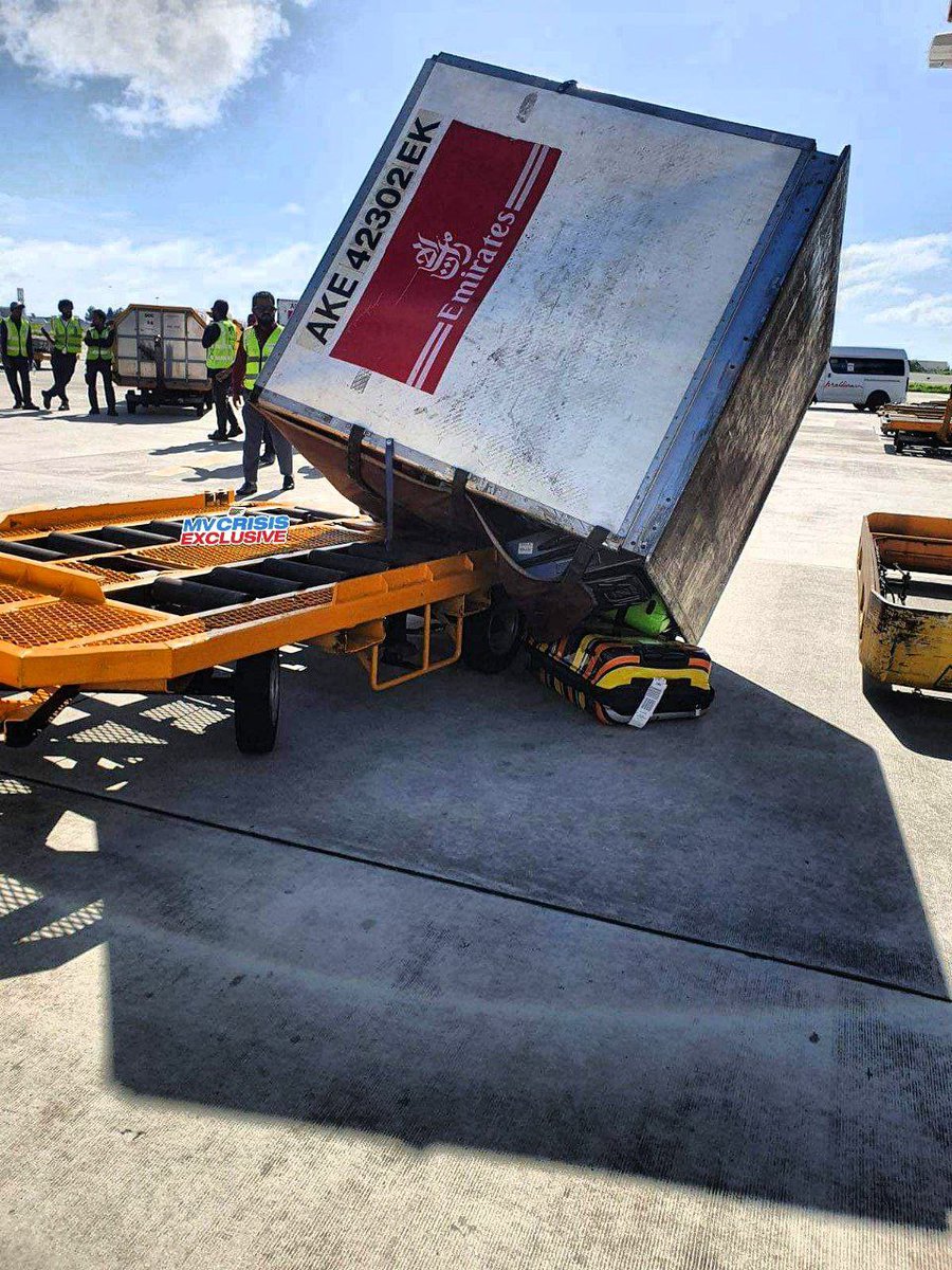 🚨#Breaking: Velana International Airport ge baggage handler ehge bolah baggage container eh furolhigen vehti aniyaa vejje!

VIA gai massakai kuraa baggage handlers aky risk allowance libey baeh noon!

Ithuru mauloomaathu: t.me/MvCrisis/72743