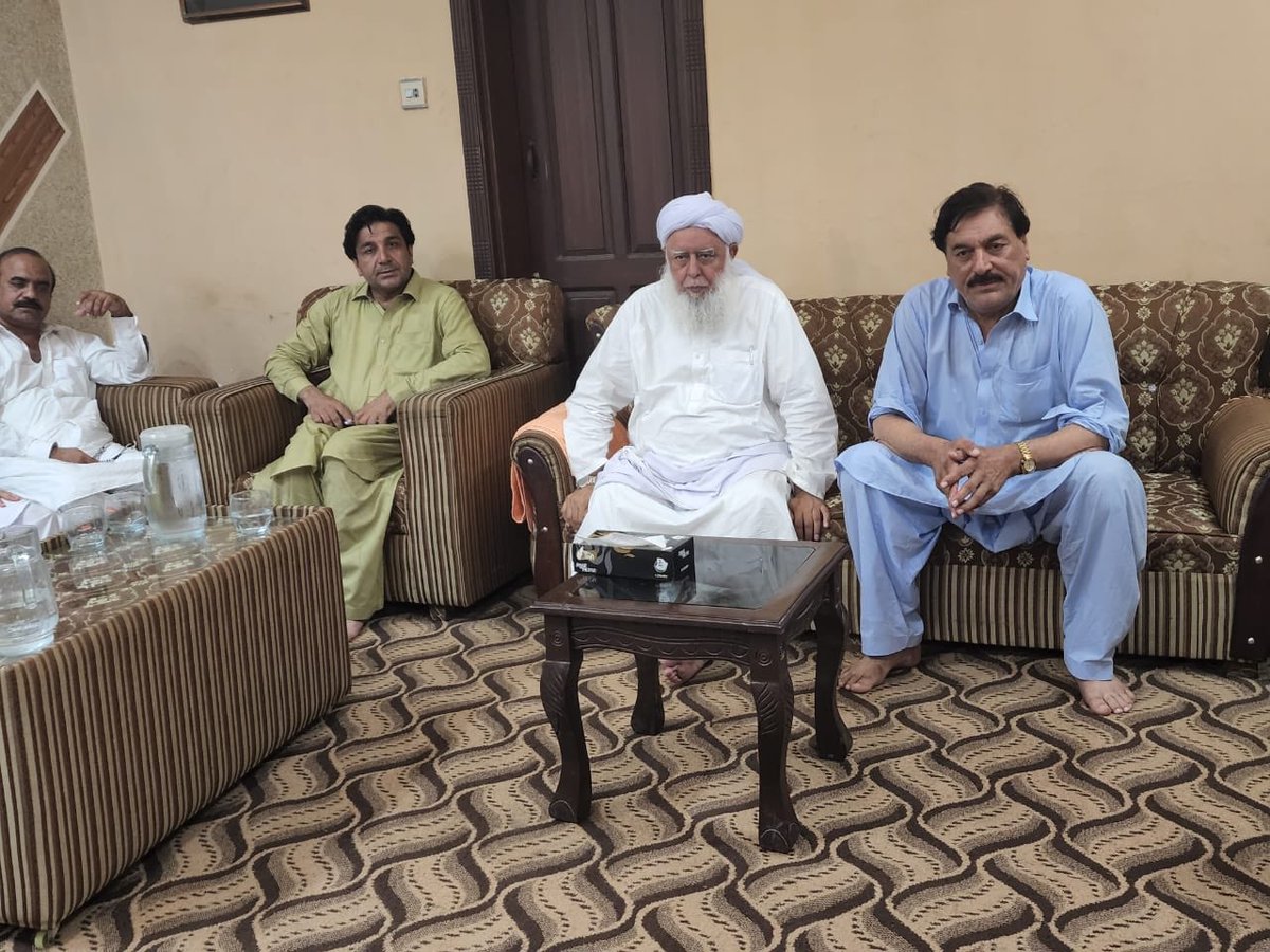 سابقہ ڈسٹرکٹ ممبر جناب ملک بشیر خان اور یوسی جھانگیرآبادصدرملک آفتاب خان کے ساتھ شیخ الحدیث حضرت مولانا محمد قاسم صاحب کا تفصیلی ملاقات..