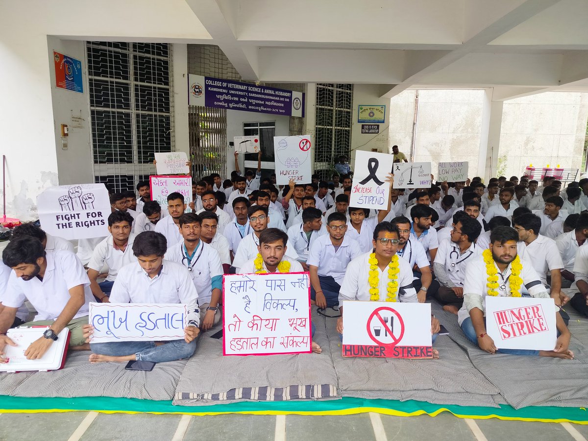 આજે 16 Aug ના રોજ દાંતીવાડા કોલેજ કામધેનુ યુનિવર્સિટી નાં 3 વિદ્યાર્થીઓ ભૂખ હડતાળ પર બેઠા છે. जंग भारी है, लडाई जारी है, अब बारी है भूख हड़ताल की #wewantjustice
<a href="/CMOGuj/">CMO Gujarat</a> <a href="/Bhupendrapbjp/">Bhupendra Patel</a>
<a href="/RaghavjiPatel/">Raghavji Patel</a> <a href="/KanuDesai180/">Kanu Desai</a>
@Leelu_7 <a href="/dr_bhimpatel/">Dr. Bhim Patel</a> <a href="/manoj_sorathiya/">Manoj Sorathiya</a> <a href="/News18Guj/">News18Gujarati</a> <a href="/tv9gujarati/">Tv9 Gujarati</a>.