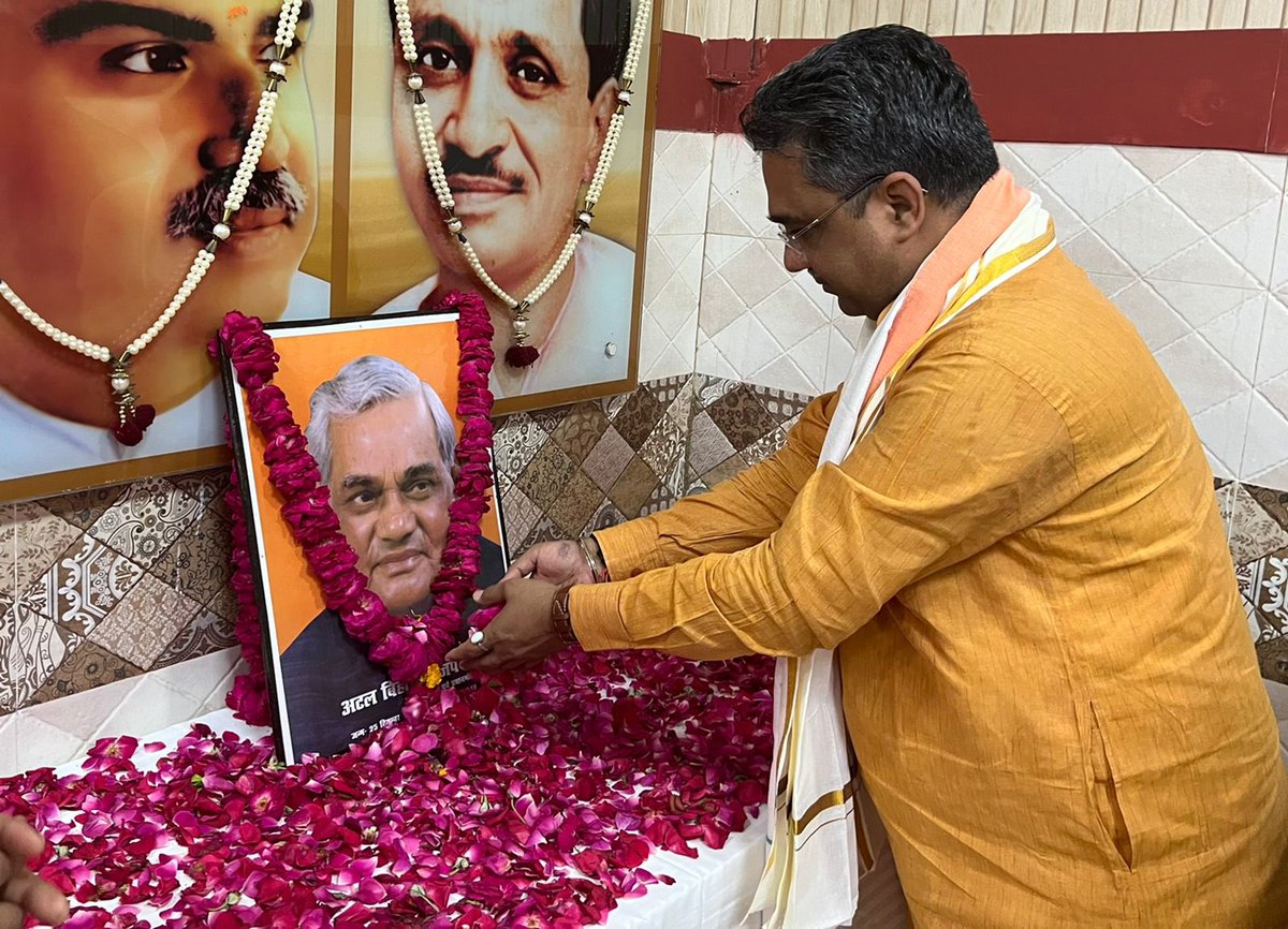 sunilbansalbjp's tweet image. श्रद्धेय अटल बिहारी वाजपेयी जी की पुण्यतिथि पर पुष्प अर्पित कर  श्रद्धांजलि दी।