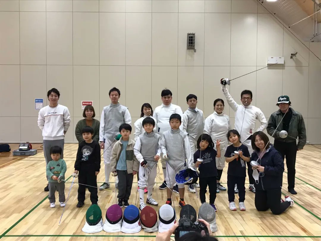 westkobefencing's tweet photo. 【拡散希望】
小野市で史上初の、フェンシング練習会を開催します！！

当クラブメンバーの地元である小野市で、『総合体育館アルゴ』の体育室をお借りし、9月23日(金)の13〜16時に第1回目の練習会を実施予定です。

年齢、経験、性別など問わず見学・体��可能ですの��、

(コメント欄に続く)

#小野市 https://t.co/qWHErNUxkP