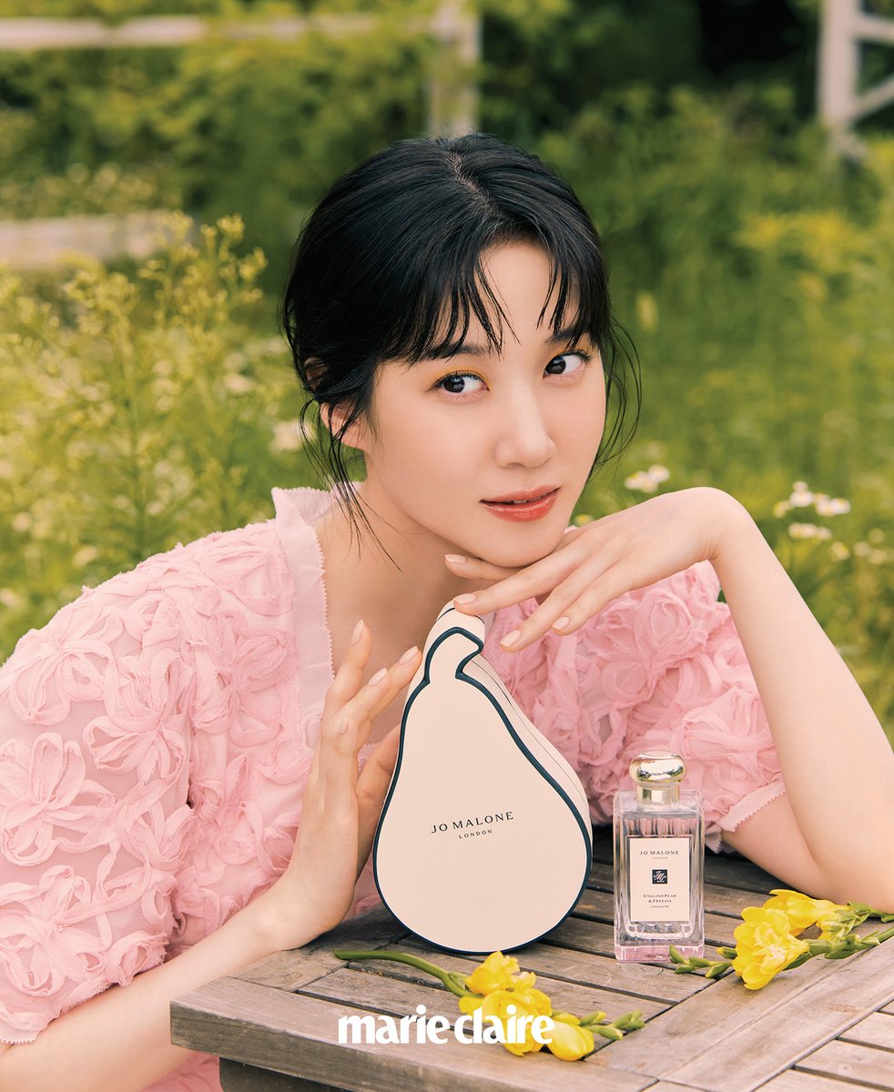 #제작비지원 청량한 하늘과 시원한 바람이 부는 가을을 기다리는 요즘, #박은빈 이 새로운 시즌에 어울리는 #조말론런던 과 #마리끌레르 카메라 앞에 섰습니다. 황금빛 가을로 넘어가는 시기 영국 과수원의 황홀한 순간을 담은 #잉글리쉬페어앤프리지아 와 함께한 그를 만나보세요.
<a href="/JoMaloneLondon/">Jo Malone London</a>