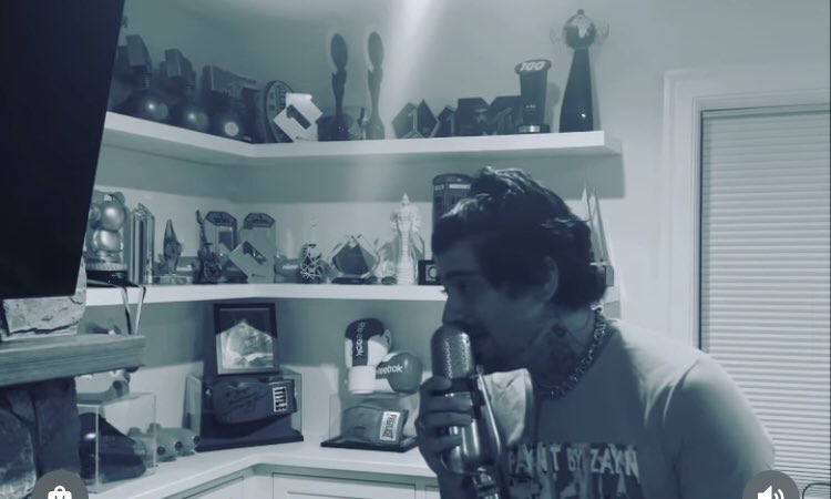 ellaat91's tweet photo. due canzoni degli onedirection nel giro di due mesi 
ZAYN MALIK COME DOVREI STARE? https://t.co/BOtuPP2quS