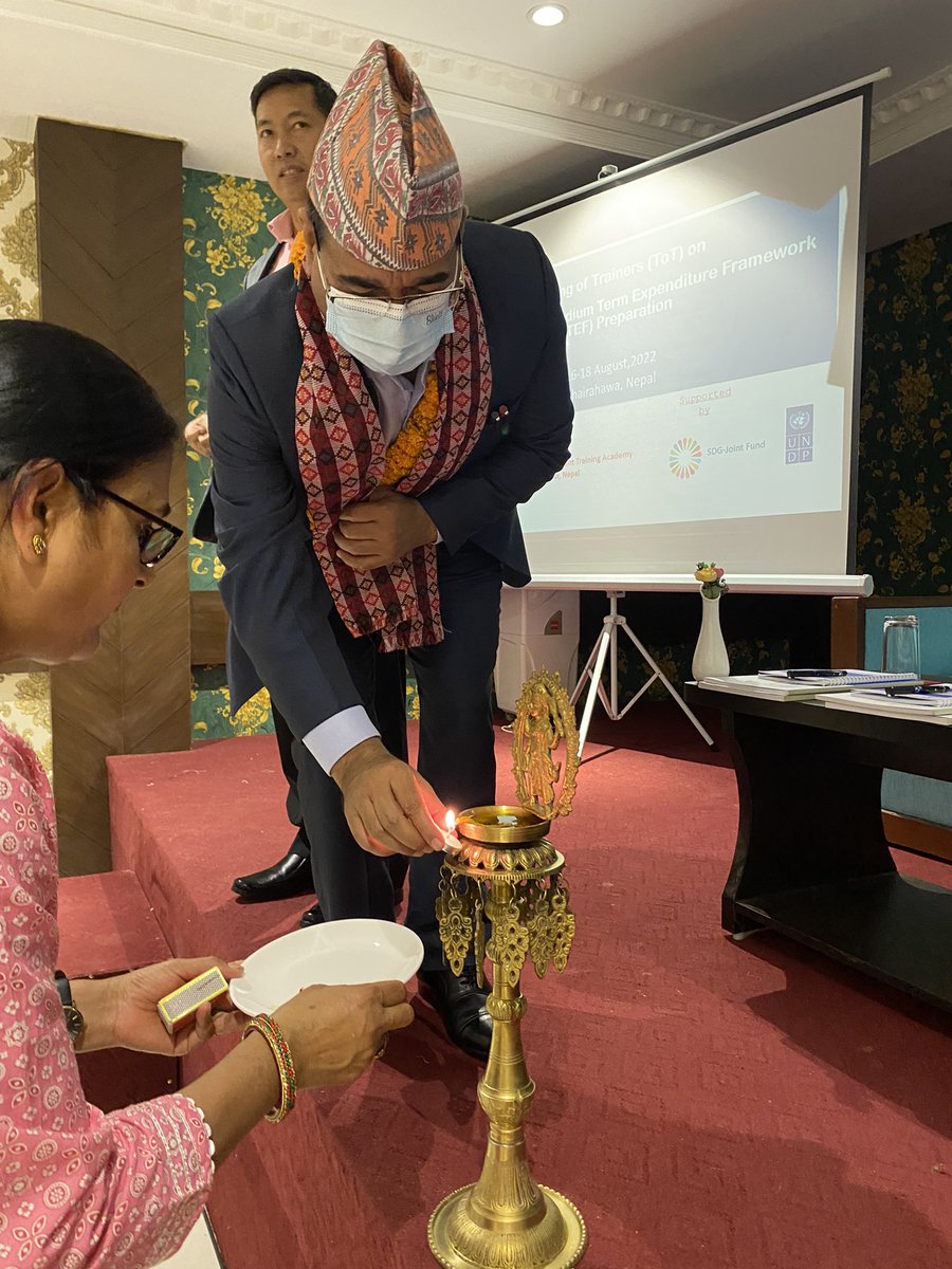 UN_Nepal's tweet photo. स्थानीय तहमा गरिने मध्यमकालीन खर्च संरचनालाई दिगो विकास मैत्री बनाउने उद्देश्यकासाथ प्रदेश स्थरमा श्रोत व्यक्ति तयार गर्न लुम्बिनी प्रदेशमा @mofaganepal @JointSDGFund र #LDTA द्वारा प्रशिक्षक प्रशिक्षण तलिमको आयोजना गरीएको छ |
@UNDPNepal @unwomennepal @UNCDF https://t.co/XQ5UXthJJy