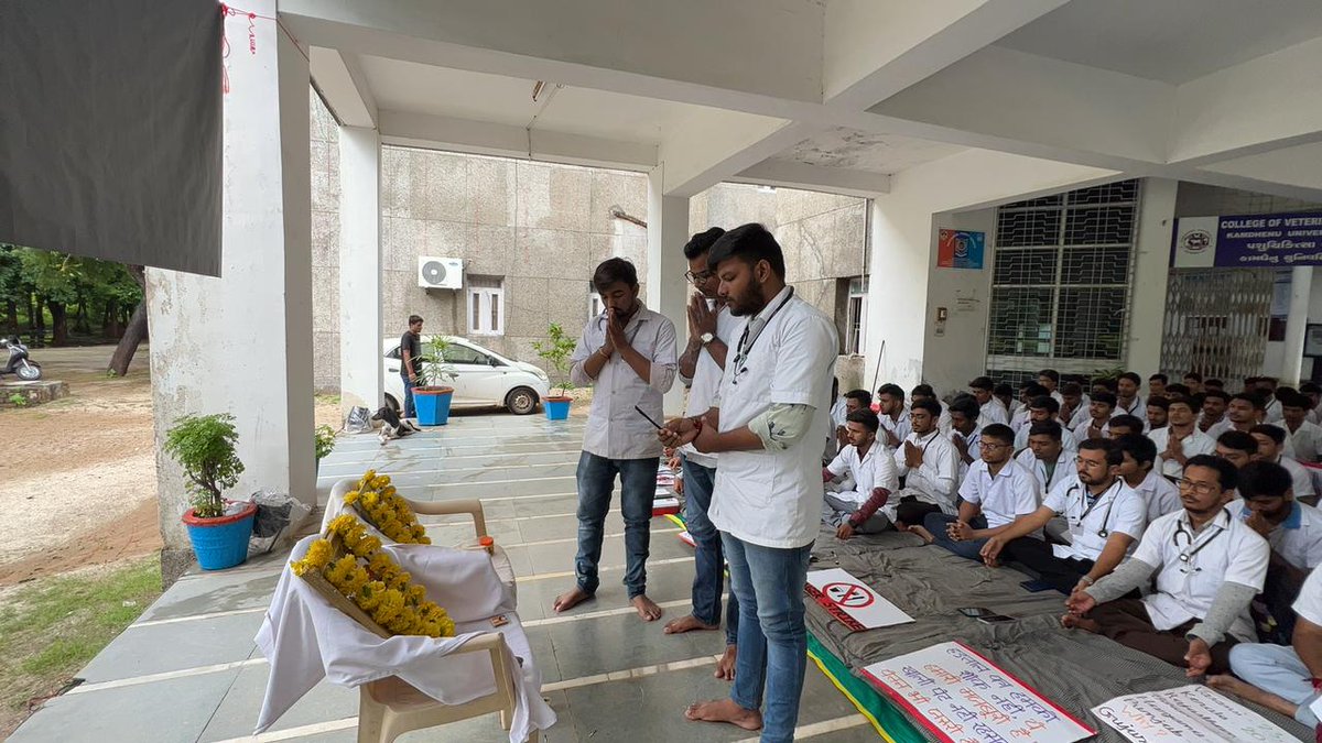 માંગ અમારી અધુરી છે,
ભૂખ હડતાલ જરૂરી છે.
   Day15 of Strike and
   Day01 of Hunger Strike

#Increase_Guj_Vet_Stipend
#Guj_vet_union
#Guj_veterinary_students_on_strike pic.x.com/iA6YdBaubi