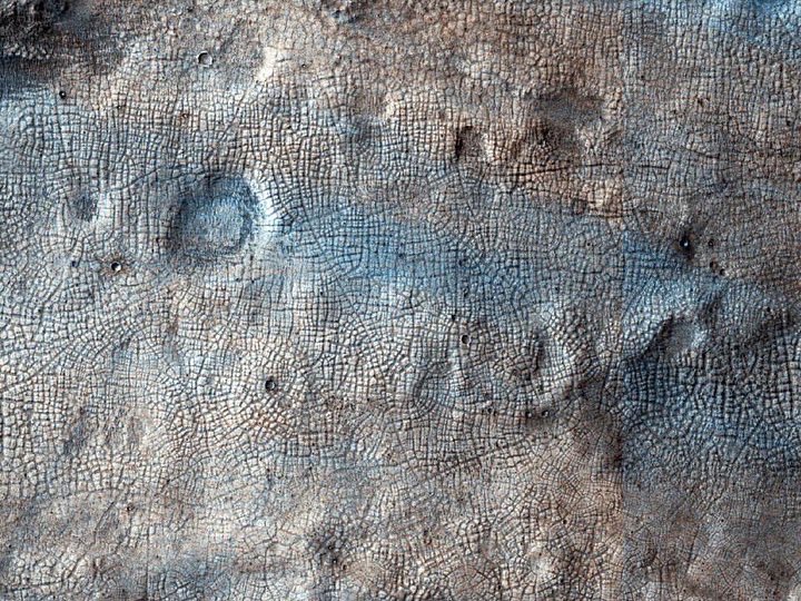 Cron_Silenzio's tweet photo. #HiRISE #Marte 
Visibile anche in un'immagine della #Context_Camera, in questa osservazione potrebbe esserci un ventaglio o delta di sedimenti fluviali al termine di una potenziale "cresta fluviale" (canale invertito). https://t.co/Dxi6tlzqOL