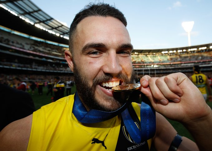 RichmondFCSZN's tweet photo. Legend 💛🖤 #ShaneEdwards https://t.co/hLBWpfxFkH