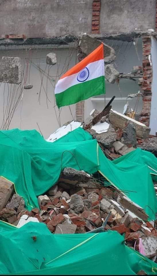 JAslamBasha's tweet photo. National flag in #GharGharTirangA
#AfreenFatima posted in her demolished  house...

Long live democracy India...
#IndependenceDay 
#IndiaAt75  
@ShayarImran @RahulGandhi @INCMinority https://t.co/8onoLU9MHK