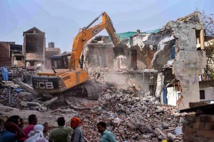 JAslamBasha's tweet photo. National flag in #GharGharTirangA
#AfreenFatima posted in her demolished  house...

Long live democracy India...
#IndependenceDay 
#IndiaAt75  
@ShayarImran @RahulGandhi @INCMinority https://t.co/8onoLU9MHK