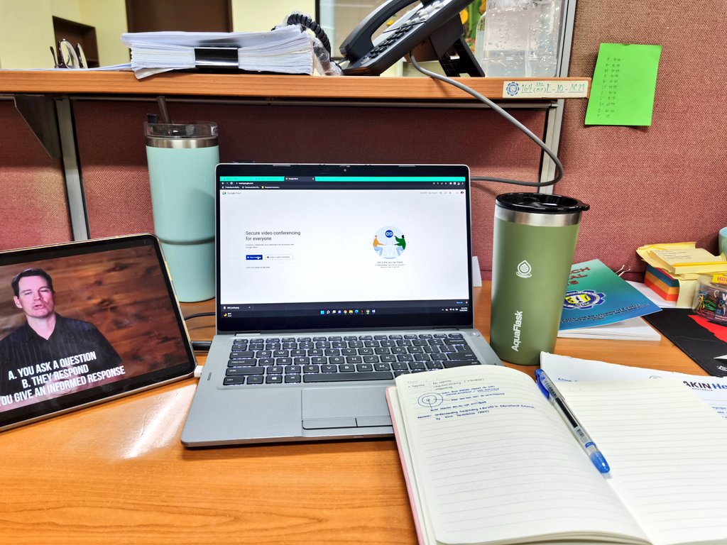 yourmissmac's tweet photo. first synch class for this SY. glad I have souvenirs from my former students to remind me about my job. it's not to sleep but to teach and overdrink ☕

ty ella &amp; friends 👯 https://t.co/lmA2bJFh6P