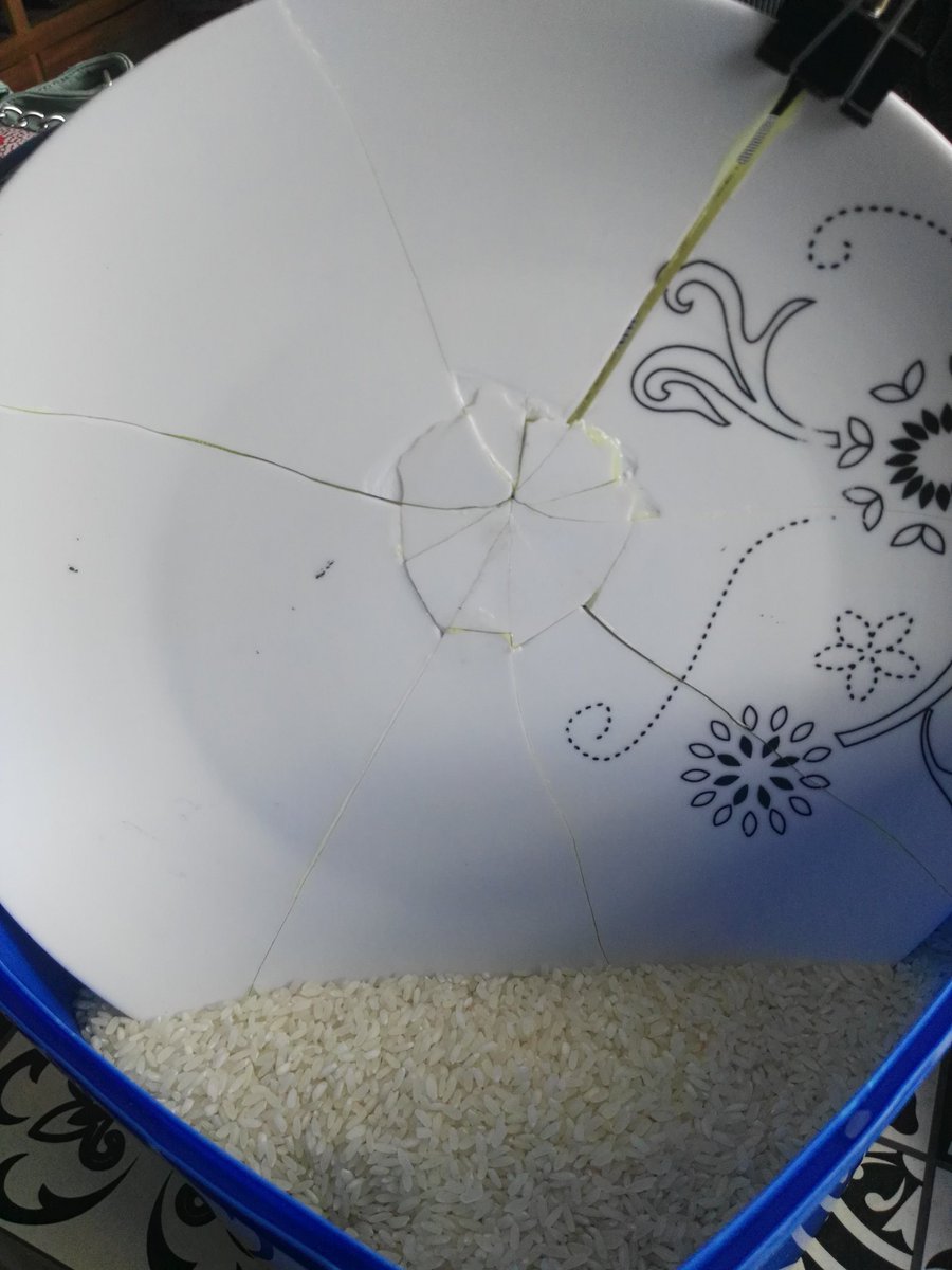 julesmanabi's tweet photo. This #kintsugi plate is so much harder when there are lots of little pieces. I am using a different method today. Fingers crossed it turns out. #金継ぎ　#ceramicsrepair #cetamics https://t.co/gwPuVOcrR6