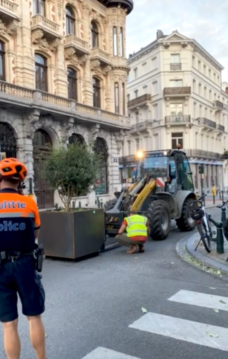 C'est le premier jour du nouveau Pentagone 🤩💚

Nog enkele cruciale verkeersfilters en het nieuwe #circulatieschema is een feit.

Toutes les info 👉 bruxelles.be/goodmove 🤓

👏 @BartDhondt @PhilippeClose @FabianMaingain #GoodMove #Brusselschanges