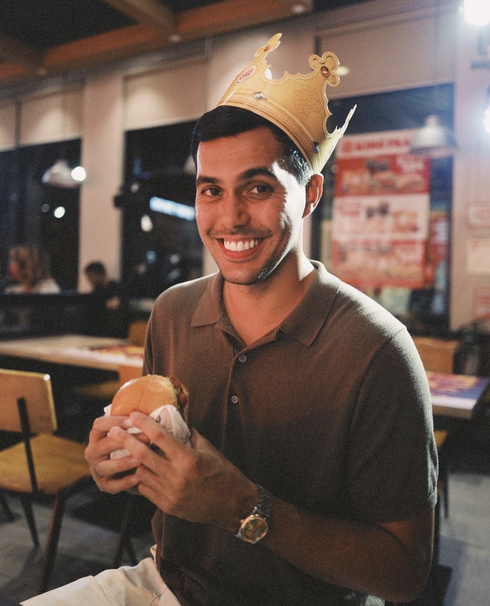 vmgasia's tweet photo. 2 kings in the photo: Didi and the NEW @burgerkingph Chicken King! ππ
#BKChickenKing #DidiPeters #VMGPartner https://t.co/XcOesLz8FE