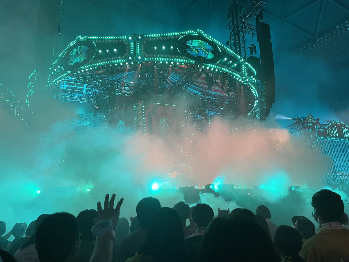 深い森のこの毒ガスに包まれる感じの演出個人的に1番好き！！
毒ガスが晴れた時にメンバーが消えてる感じ、、
#DuGaraDiDu 
#DuGaraDiDuネタバレ 
#DuGaraDiDu名古屋 
#SEKAINOOWARI 
#深い森