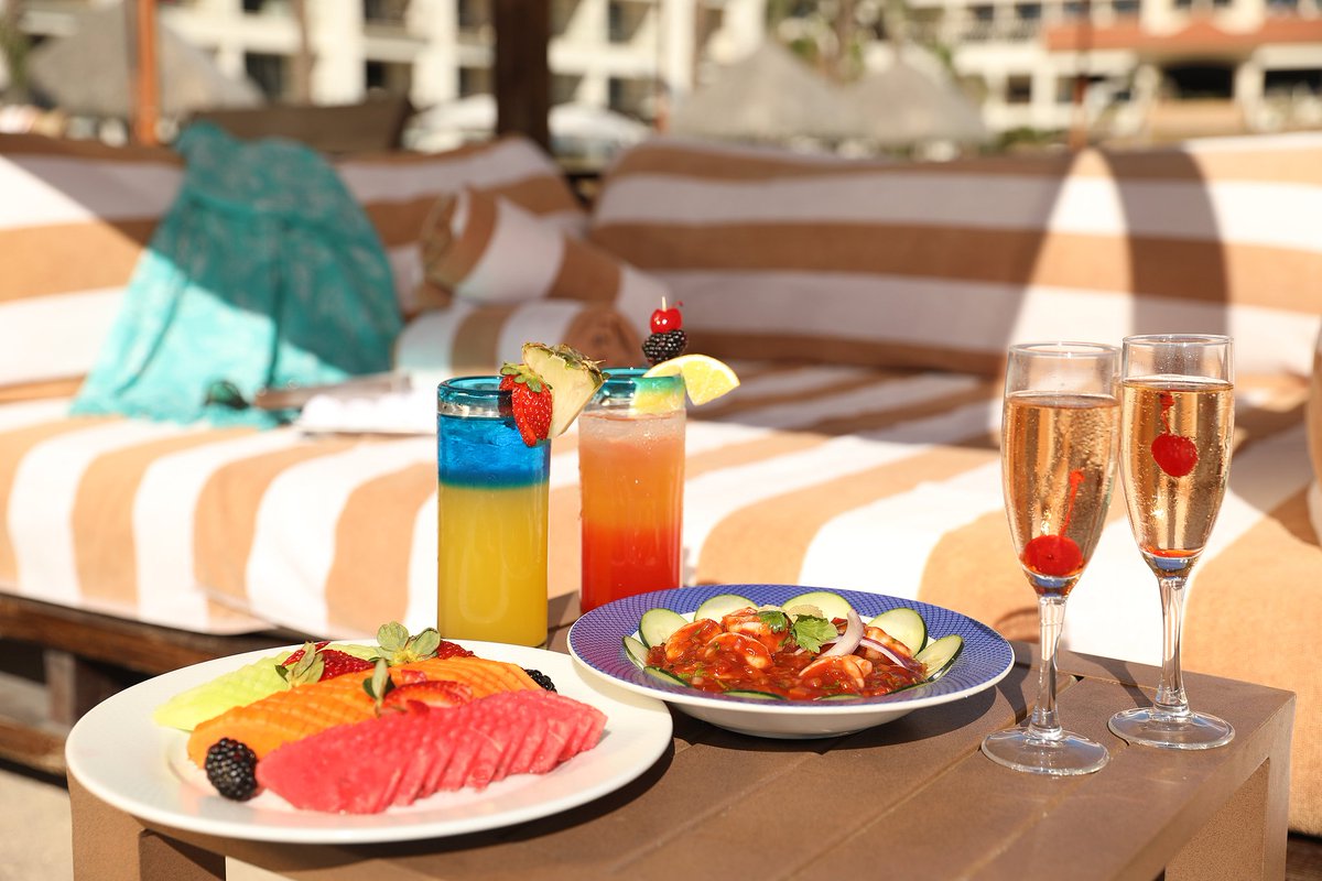 TravelAgentAmy's tweet photo. Luxury the way we want it. #HyattZivaLosCabos #TravelTuesday https://t.co/GdUDuI6Do1