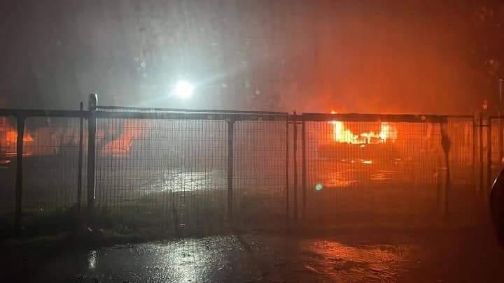 hoycanete's tweet photo. Atentado incendiario afecta esta noche a empresa de mantención en sector Horcones,en la comuna de Arauco.
De forma preliminar se ha indicado que habría una decena de vehículos quemados https://t.co/ZGMylHleSy