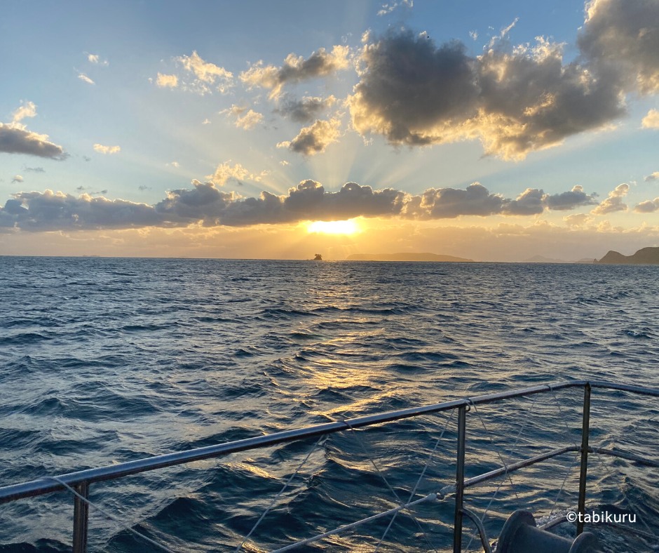 tabikuru_global's tweet photo. This is a photo that captures the imagination. Are they  going somewhere now on the boat, or are they on their way home? Are they excited with anticipation, or are they a little sad? How does it look to you? https://t.co/i34HIaurjb