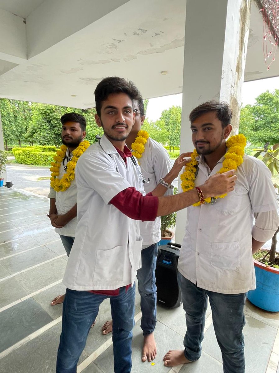 SureshC05193157's tweet photo. આજે 16 Aug ના રોજ દાંતીવાડા કોલેજ કામધેનુ યુનિવર્સિટી નાં 3 વિદ્યાર્થીઓ ભૂખ હડતાળ પર બેઠા છે. जंग भारी है, लडाई जारी है, अब बारी है भूख हड़ताल की #wewantjustice
@CMOGuj @Bhupendrapbjp
@RaghavjiPatel @KanuDesai180
@Leelu_7 @dr_bhimpatel @manoj_sorathiya @News18Guj @tv9gujarati. https://t.co/wnRb7QYYNi