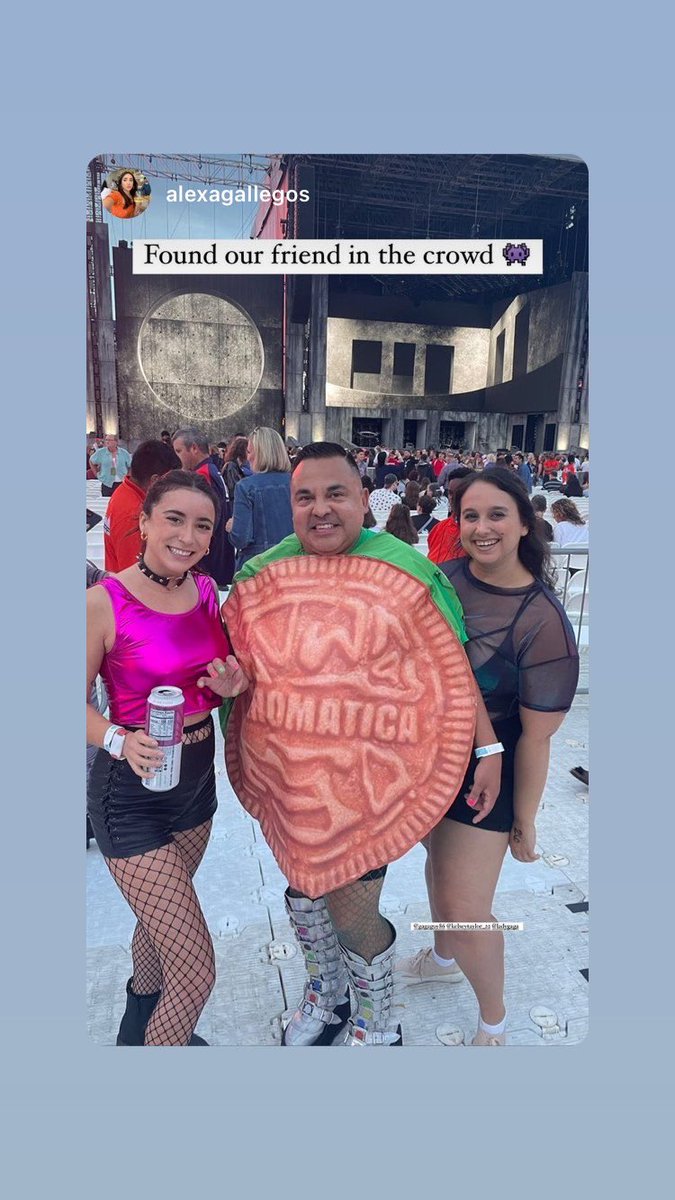 GAGAGUY86's tweet photo. We had the time of our lives and we hope you did toooooo @ladygaga ⚔️💓🍪 #ChromaticaBallChicago #ChromaticaOreo https://t.co/FHV0ul75iX