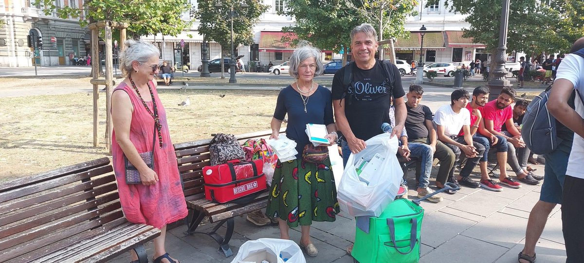 aid_collective's tweet photo. Bericht von Oliver (Vorstand des Human Aid Collective e.V.) über die Arbeit von zwei Ärztinnen und einer Reihe weiterer jungen Menschen, die in Triest/Italien geflüchteten Menschen helfen. 
➡️ https://t.co/Rn8XWz4QEf

Hilfe kommt an. Spendet bitte weiter!
https://t.co/OFYER9uqrf https://t.co/sFMt34a8kO