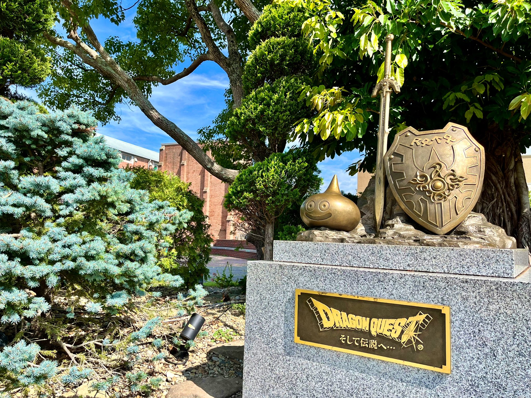 تويتر きりり Lineスタンプ販売中 على تويتر こ これが噂の ドラゴンクエスト ３０周年記念碑 スライムに幸福 盾に厄よけ 剣に悪縁を切る願いを込めた パワースポット ドラクエの聖地 Sumoto Artisan Square 洲本