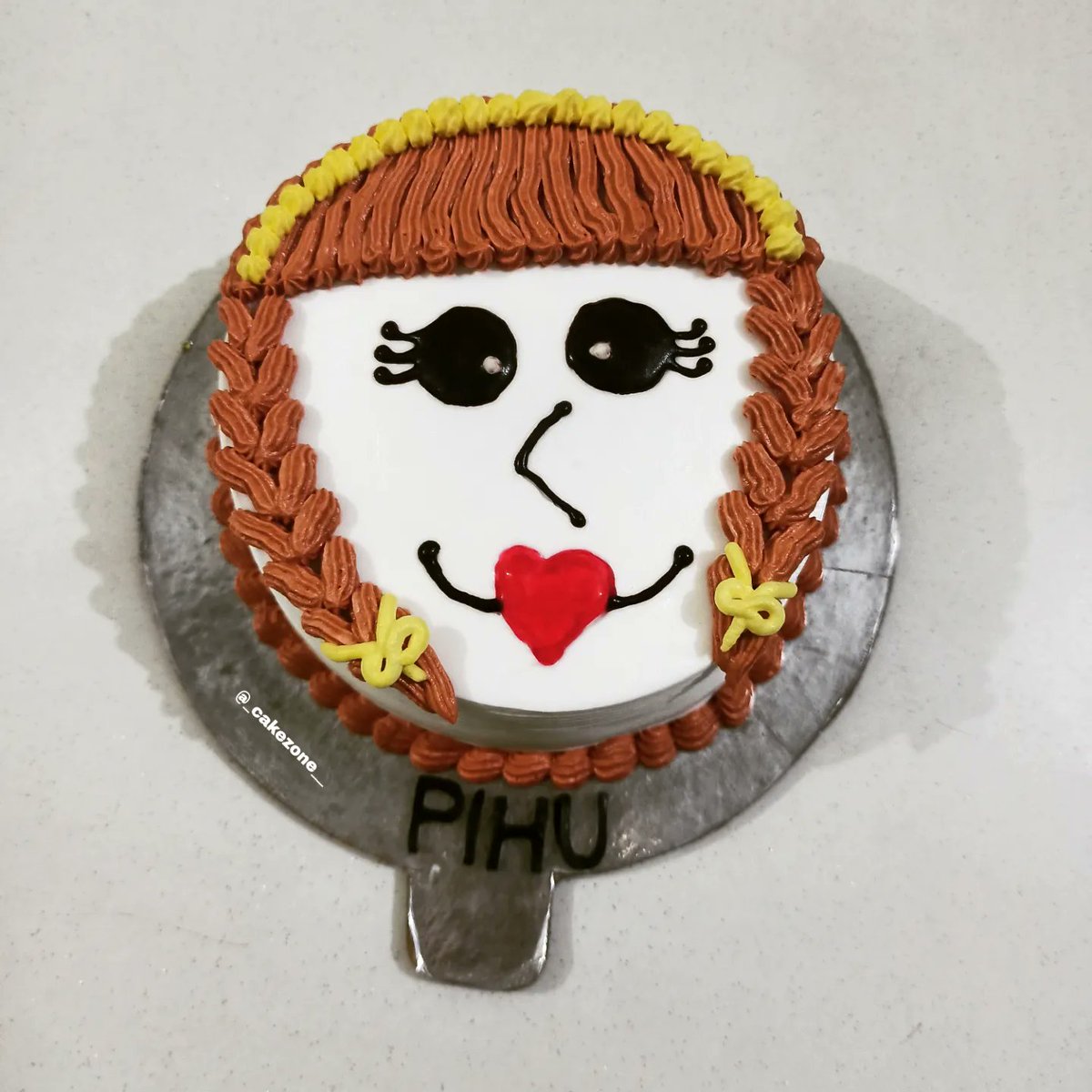cakezone__'s tweet photo. 💯%Eggless👍
Doll Face Theme Cake🥰🥰🥰
Pineapple flavour🍍💛💛
Direct message us for orders📩📩
.
.
#cakesofinstagram #dollcake #facecake #theme #themecake #facetheme #homemade #homemadecake #cutecakedesign https://t.co/xm9vS06on8