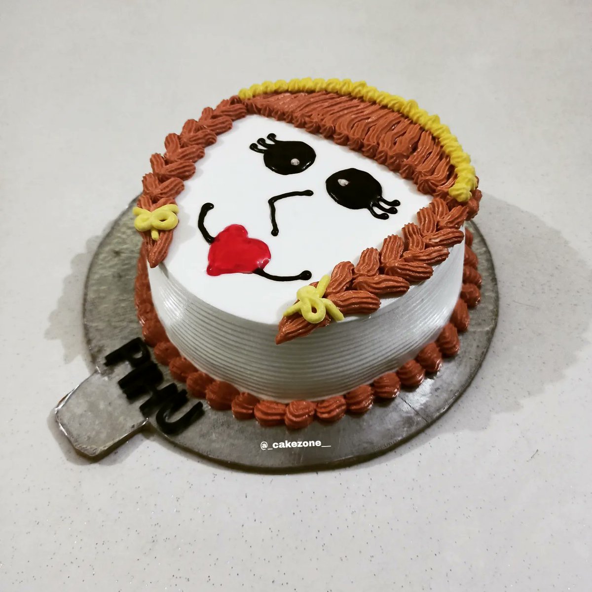 cakezone__'s tweet photo. 💯%Eggless👍
Doll Face Theme Cake🥰🥰🥰
Pineapple flavour🍍💛💛
Direct message us for orders📩📩
.
.
#cakesofinstagram #dollcake #facecake #theme #themecake #facetheme #homemade #homemadecake #cutecakedesign https://t.co/xm9vS06on8