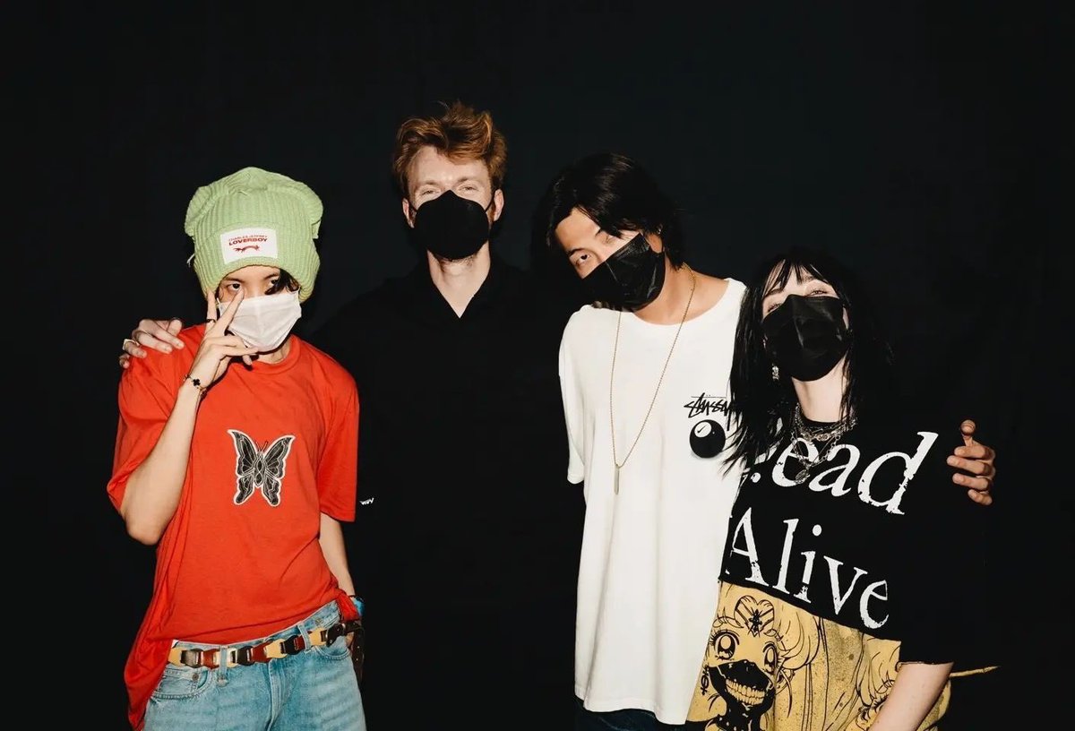 sofii_galindoo's tweet photo. Ok ok, pero admiremos las fotos que se tomaron Nam y Hobi con billie y su hermano 💜🖤

♡♡♡ @BTS_twt  #billieeilishconcert https://t.co/XlpVbabMMd