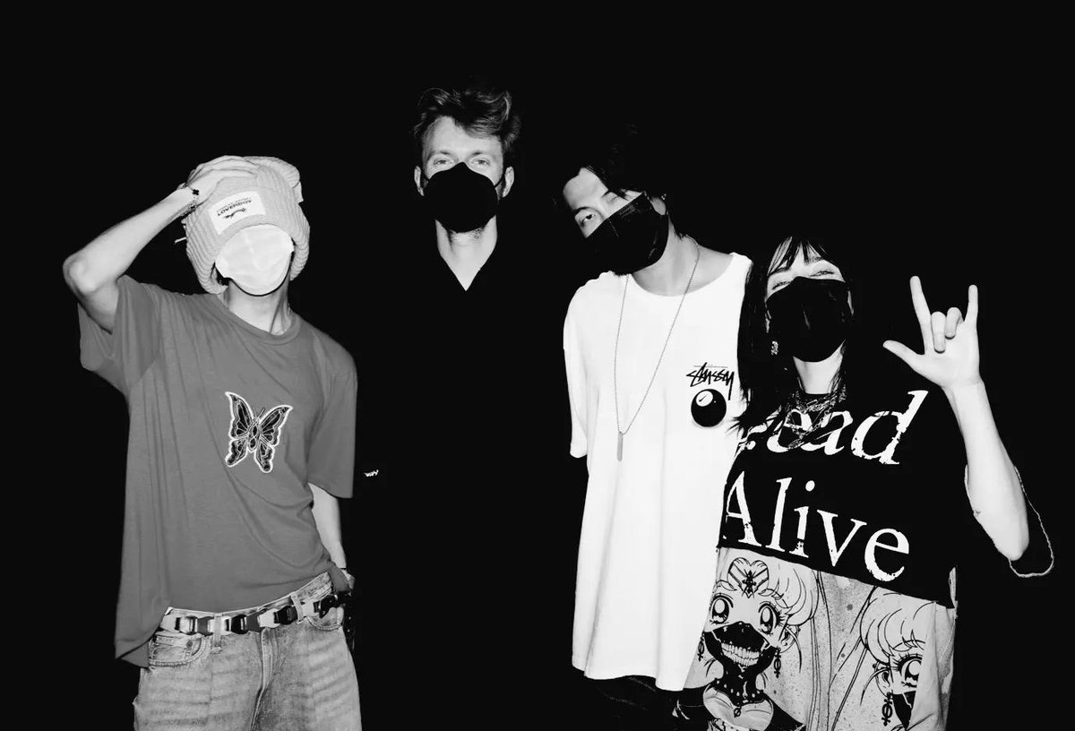 sofii_galindoo's tweet photo. Ok ok, pero admiremos las fotos que se tomaron Nam y Hobi con billie y su hermano 💜🖤

♡♡♡ @BTS_twt  #billieeilishconcert https://t.co/XlpVbabMMd