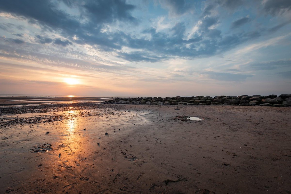 bise123's tweet photo. @BBCNWT Cleveland beach sunset https://t.co/axdPjwsdzN