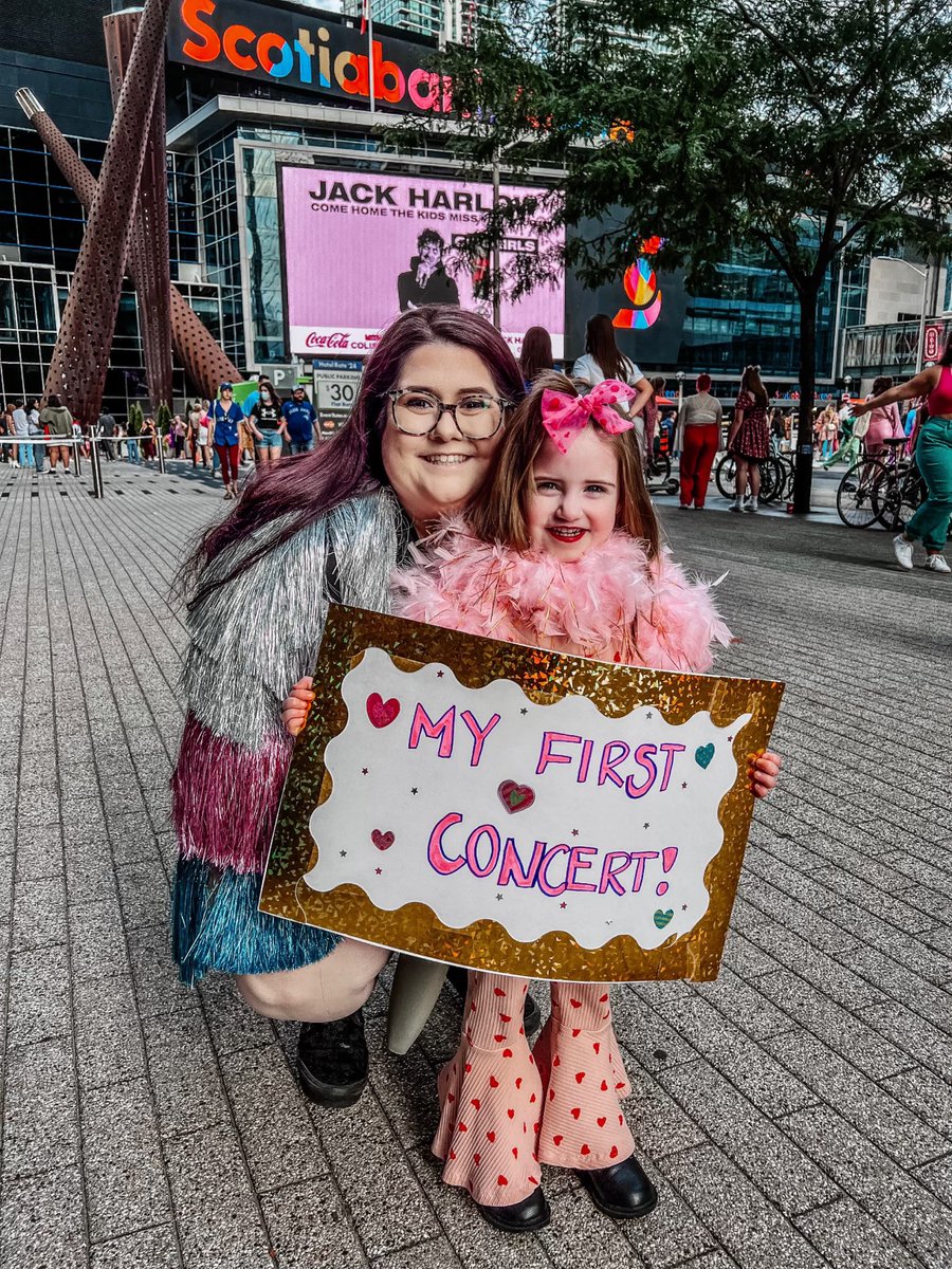 AmandaOnTour's tweet photo. Absolutely obsessed with my nieces outfit #HarrieStyles #LoveOnTourToronto #Residency1 https://t.co/iTMPn6yWbI