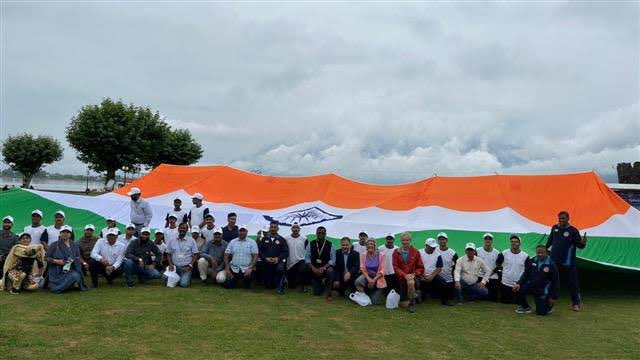 RehmatWani's tweet photo. RadioChinar: 7,500 sqft #NationalFlag Dal Lake on the occasion of #75YearsofIndependence after traveling through the length & breadth of the country. It was a joyous moment for the citizens of #Srinagar to salute our beloved #Tricolour.
#Kashmir
#AzadiKa… https://t.co/jxuDAwC29P
