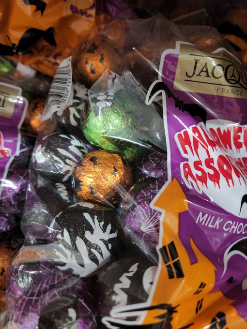 コストコのハロウィンお菓子22 チョコレート グミ ばらまきお菓子が豊富 マルコノコト